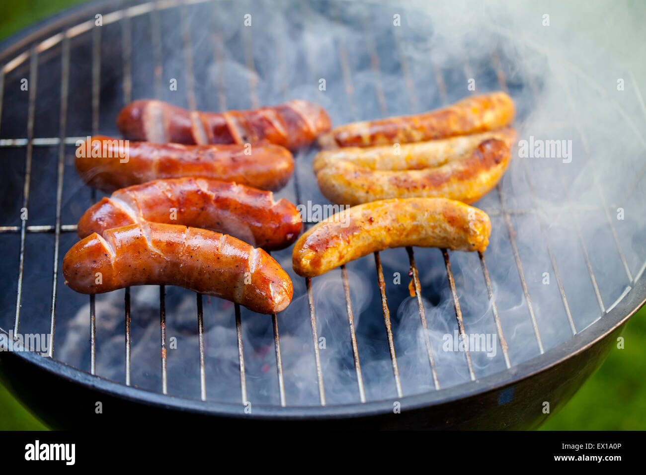 Salsicce sul barbecue Foto Stock
