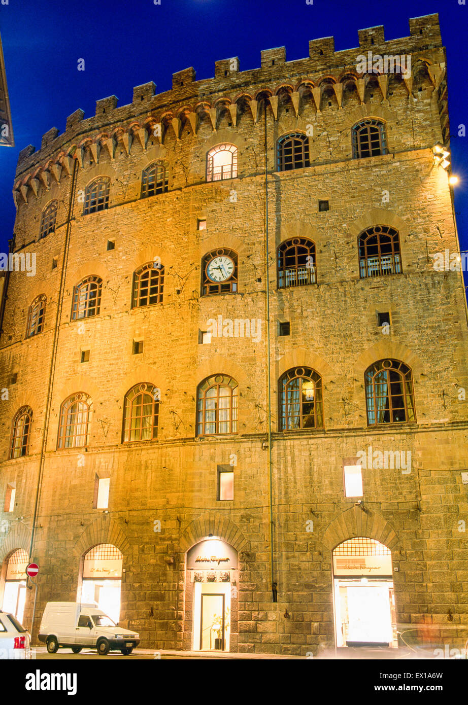 Palazzo Spini Feroni, la sede mondiale di Salvatore Ferragamo a Firenze,  Italia. Immagine scattata di notte Foto stock - Alamy