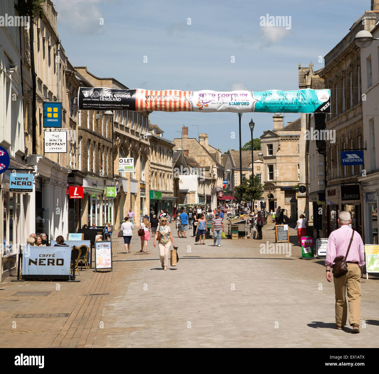 Gli amanti dello shopping in High Street, Stamford, Lincolnshire, England, Regno Unito Foto Stock