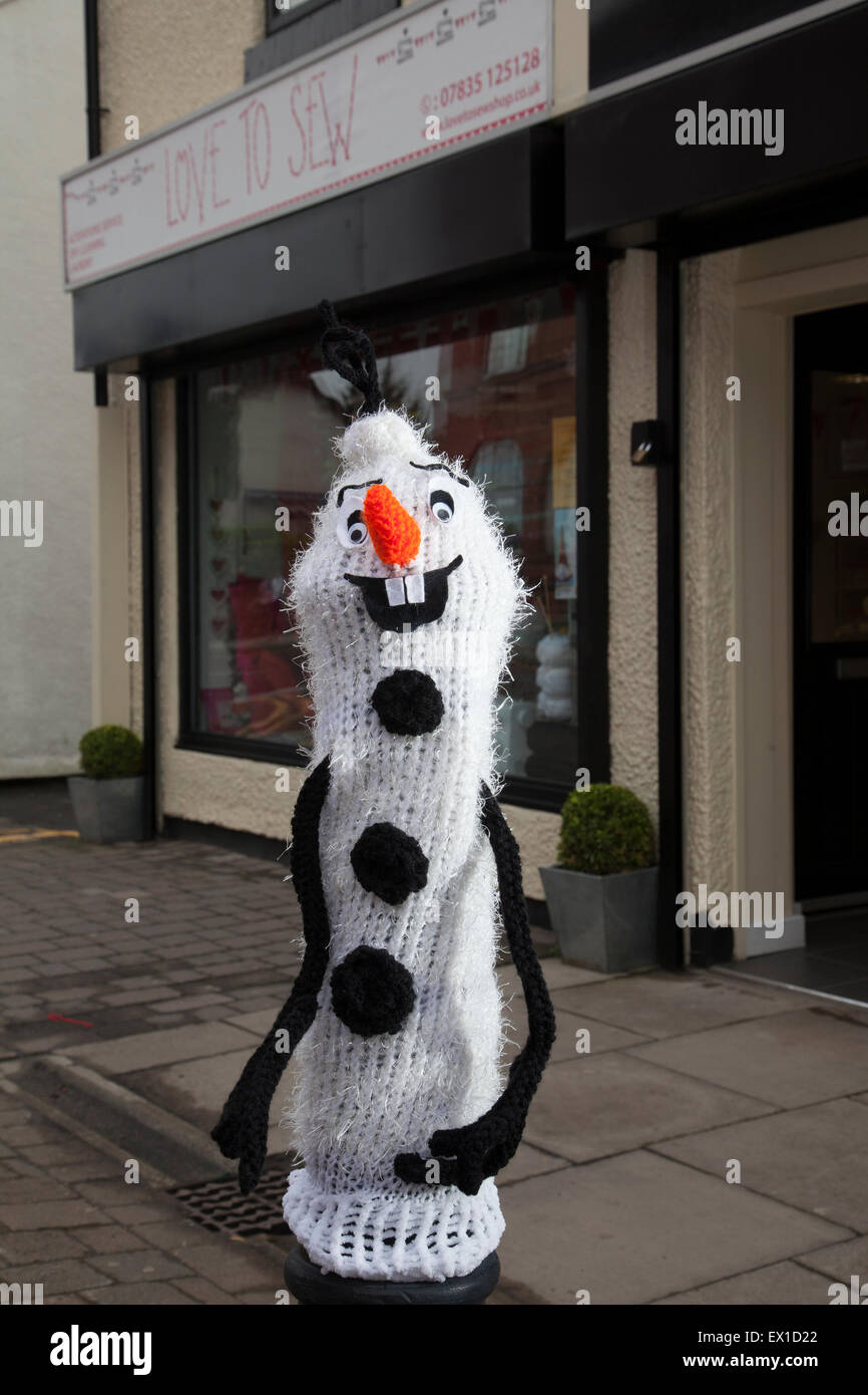 Westhoughton, Lancashire, Regno Unito 4 Luglio, 2015 Filati Festival di bombardamenti. Gruppo WCN, Rainbow mestieri, è portato a Dumfries in una festa di colori e di comunità e di intrattenimento. Da sempre giovani e vecchi, uomini e donne, esperti e il debuttante needlers coinvolto in a crochet, tessitura a maglia o a telaio piazze, lunghe strisce o rivestimenti a produrre arredamento di strada un impressionante e Curiose installazioni, il centro della città per un paio di giorni è inondato con colore. Cernan Elias/Alamy Live News Foto Stock