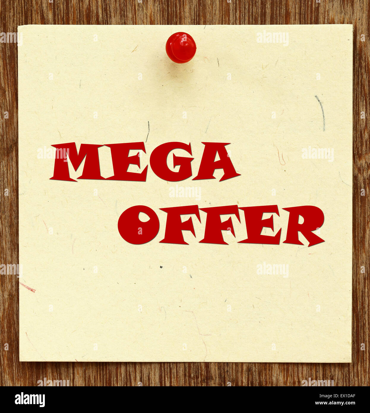 Avviso scritto mega offerta in una bacheca Foto Stock