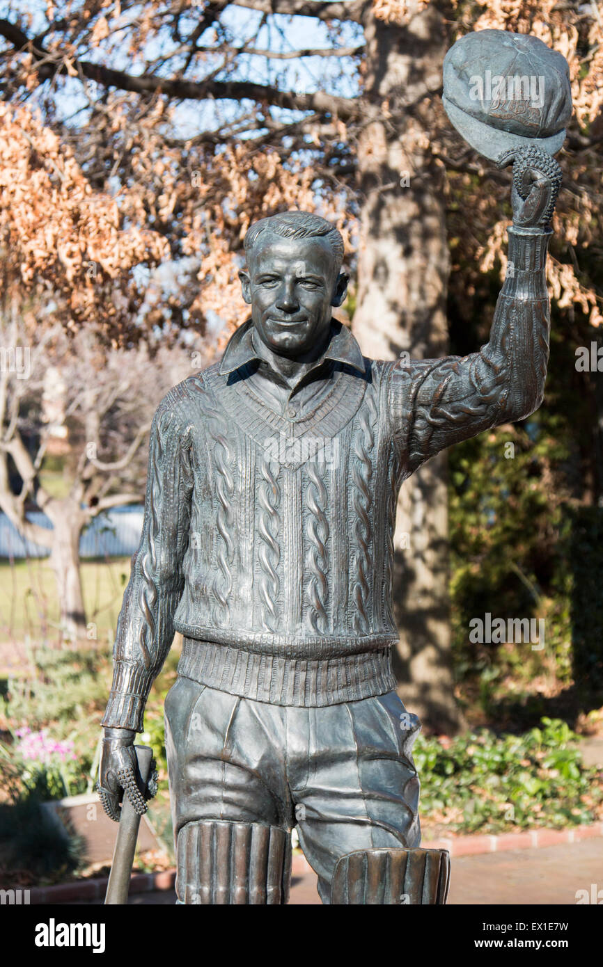 Statua di Sir Donald Bradman, presso il museo del cricket in Bowral, highalnds meridionale, Nuovo Galles del Sud, Australia Foto Stock