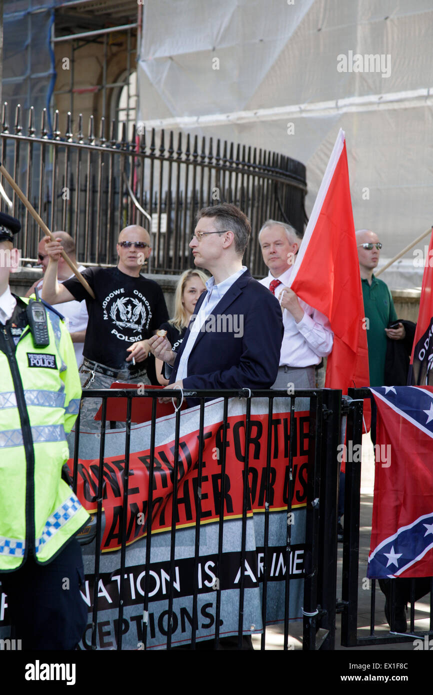 Westminster, Londra, Regno Unito, 4 luglio, 2015. La protesta contro la 'Jewification' di Londra con un ala destra i manifestanti a mangiare una torta di maiale Credit: Fantastica Rabbit/Alamy Live News Foto Stock