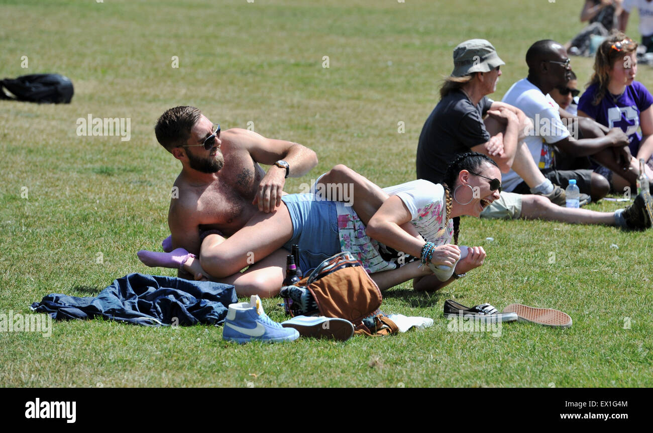 Brighton Regno Unito Sabato 4 Luglio 2015 - una giovane coppia godere della rilassante atmosfera del Green Pride pro cannabis caso in Preston Park Brighton Foto Stock