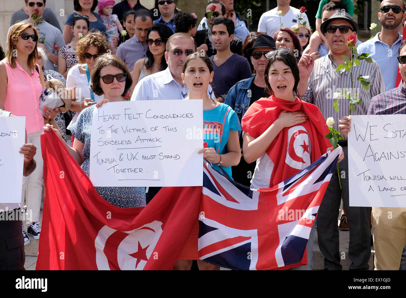 Manifestanti tenere una Lettura della targhetta ' noi siamo insieme contro il terrorismo, la Tunisia sarà sempre una terra di pace" Foto Stock