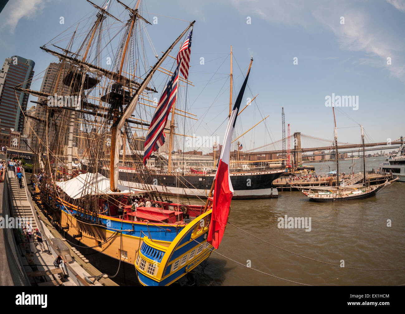 Centinaia di visitatori la linea fino al bordo della Hermione ormeggiato sull'East River a New York venerdì 3 luglio 2015. Hermoine è una replica del xviii secolo fregata che ha portato il generale francese il marchese di Lafayette in America per assistere nella guerra di indipendenza dalla Gran Bretagna. Essa prenderà parte al 4 luglio feste e continuare i suoi viaggi lungo la costa Est e sul Canada. (© Richard B. Levine) Foto Stock