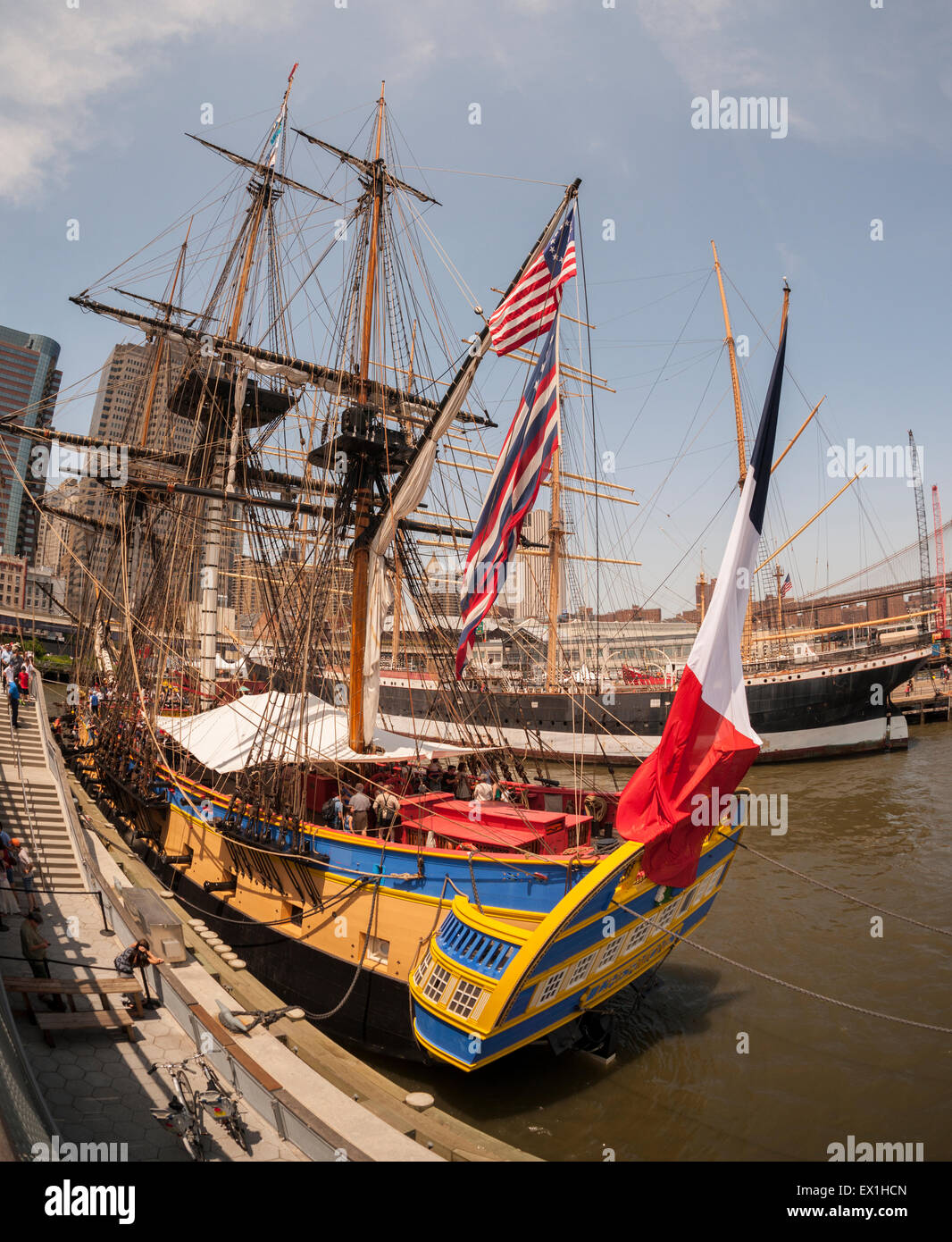 Centinaia di visitatori la linea fino al bordo della Hermione ormeggiato sull'East River a New York venerdì 3 luglio 2015. Hermoine è una replica del xviii secolo fregata che ha portato il generale francese il marchese di Lafayette in America per assistere nella guerra di indipendenza dalla Gran Bretagna. Essa prenderà parte al 4 luglio feste e continuare i suoi viaggi lungo la costa Est e sul Canada. (© Richard B. Levine) Foto Stock