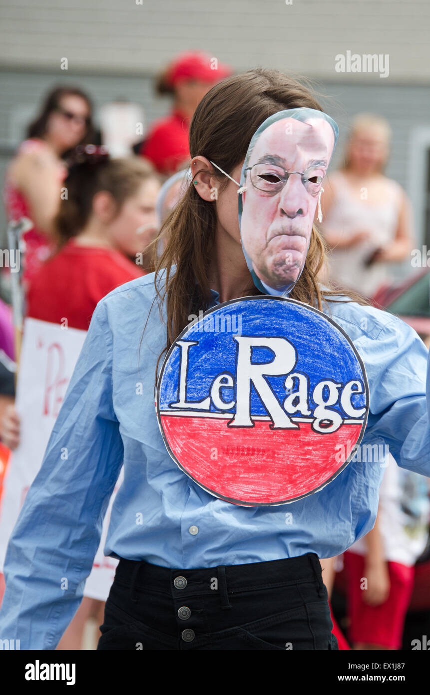 BAR Harbor, Maine, Stati Uniti d'America, 4 luglio, 2015. Dimostranti nel Giorno Di Indipendenza Parade protestare contro le recenti osservazioni fatte da Maine il Governatore Paolo LePage. Credito: Jennifer Booher/Alamy Live News Foto Stock