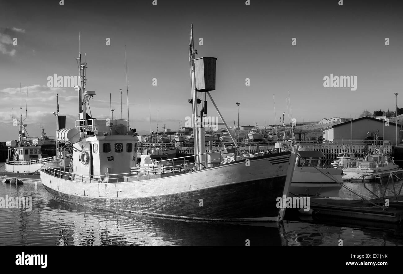 Immagine mono di Husavik porto di pesca in Islanda Foto Stock