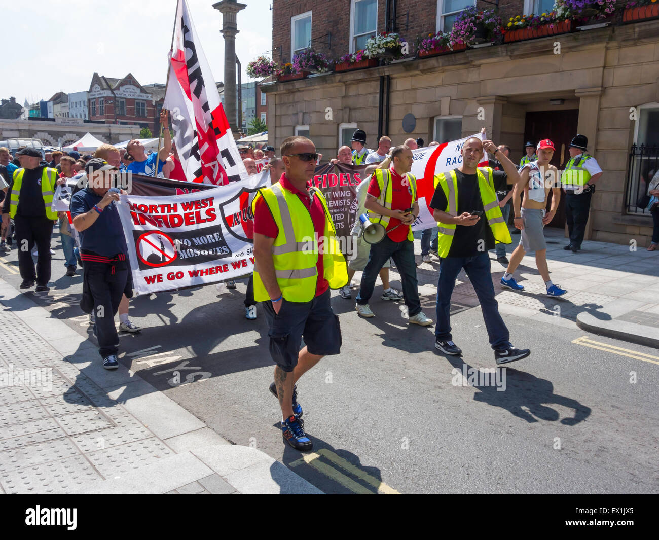 Stockton-on-Tees County Durham 4° luglio 2015, una manifestazione pubblica di estrema destra Anti-Muslim gruppi 'Nord Est infedeli' e 'Nord Ovest infedeli' e un Anti fascista contro-dimostrazione si è svolta nel centro della città di oggi. Credito: Pietro Giordano NE/Alamy Live News Foto Stock