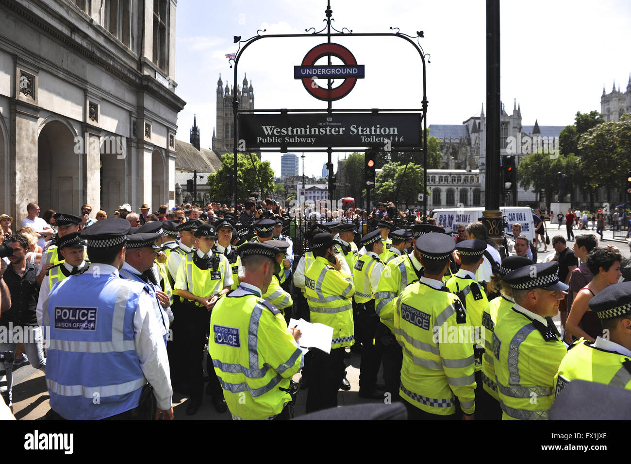 Londra, Regno Unito. 04 Luglio, 2015. Gli ufficiali di polizia mantenendo un cordone di tenuta intorno al tubo ingresso come i nazisti partono per il centro di Londra. Credito: Michael Preston/Alamy Live News Foto Stock