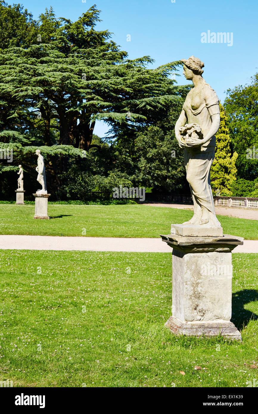 Statua di Pietra nella motivazione della Wollaton Hall di Nottingham, Inghilterra. Foto Stock