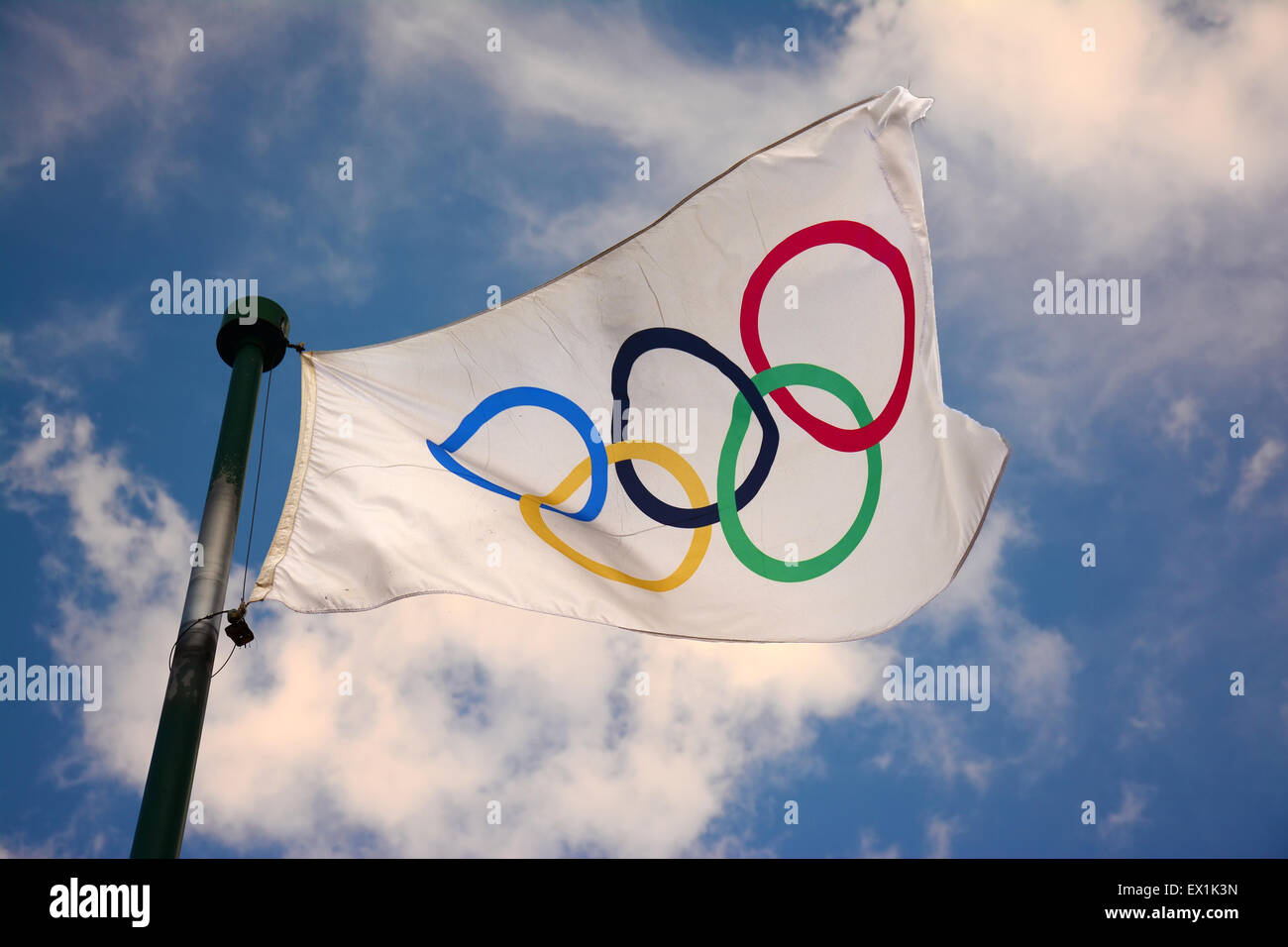 Bandiera olimpica nel vento Foto Stock