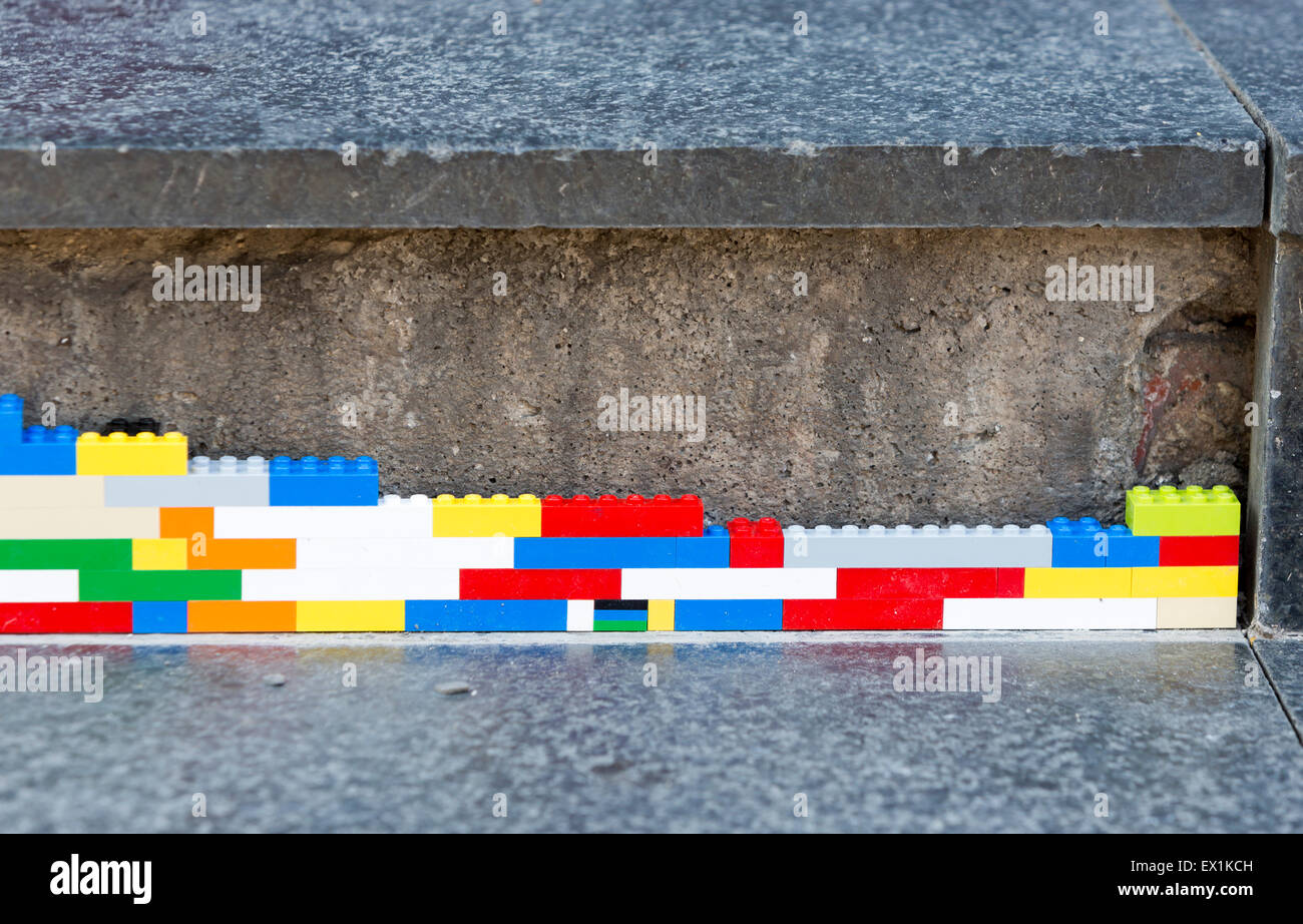 Sofia, Bulgaria - 6 Giugno 2015: l'artista Jan Vormann è il riempimento di crepe nella parte esterna di un edificio a Sofia con Lego bl Foto Stock