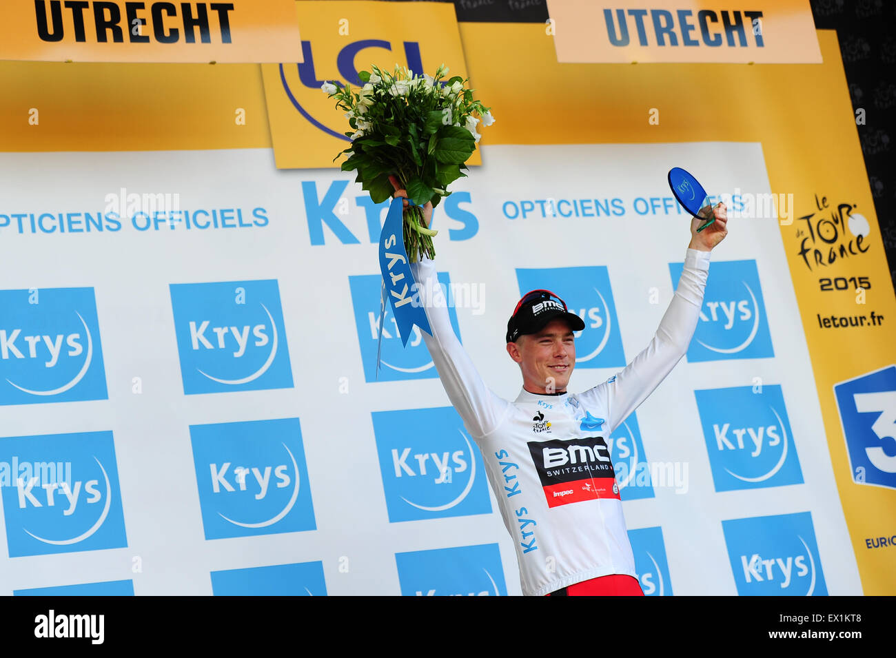 Utrecht, Paesi Bassi. 4. Luglio, 2015. BMC Racing Team rider Rohan Dennis di Australia solleva il trofeo Krys dopo aver vinto la Fase 1 del Tour de France a Utrecht, Olanda il 4 luglio 2015. Foto: Miroslav Dakov/ Alamy Live News Foto Stock