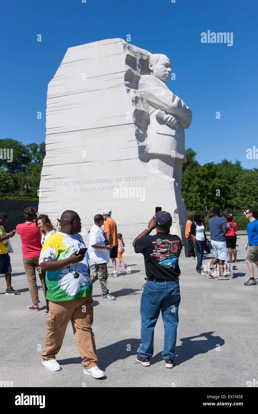 I turisti ed i visitatori di scattare foto del memoriale di Martin Luther King a Washington, DC. Foto Stock