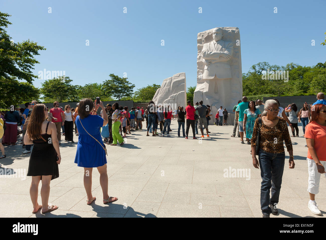 I turisti ed i visitatori di scattare foto del memoriale di Martin Luther King a Washington, DC. Foto Stock
