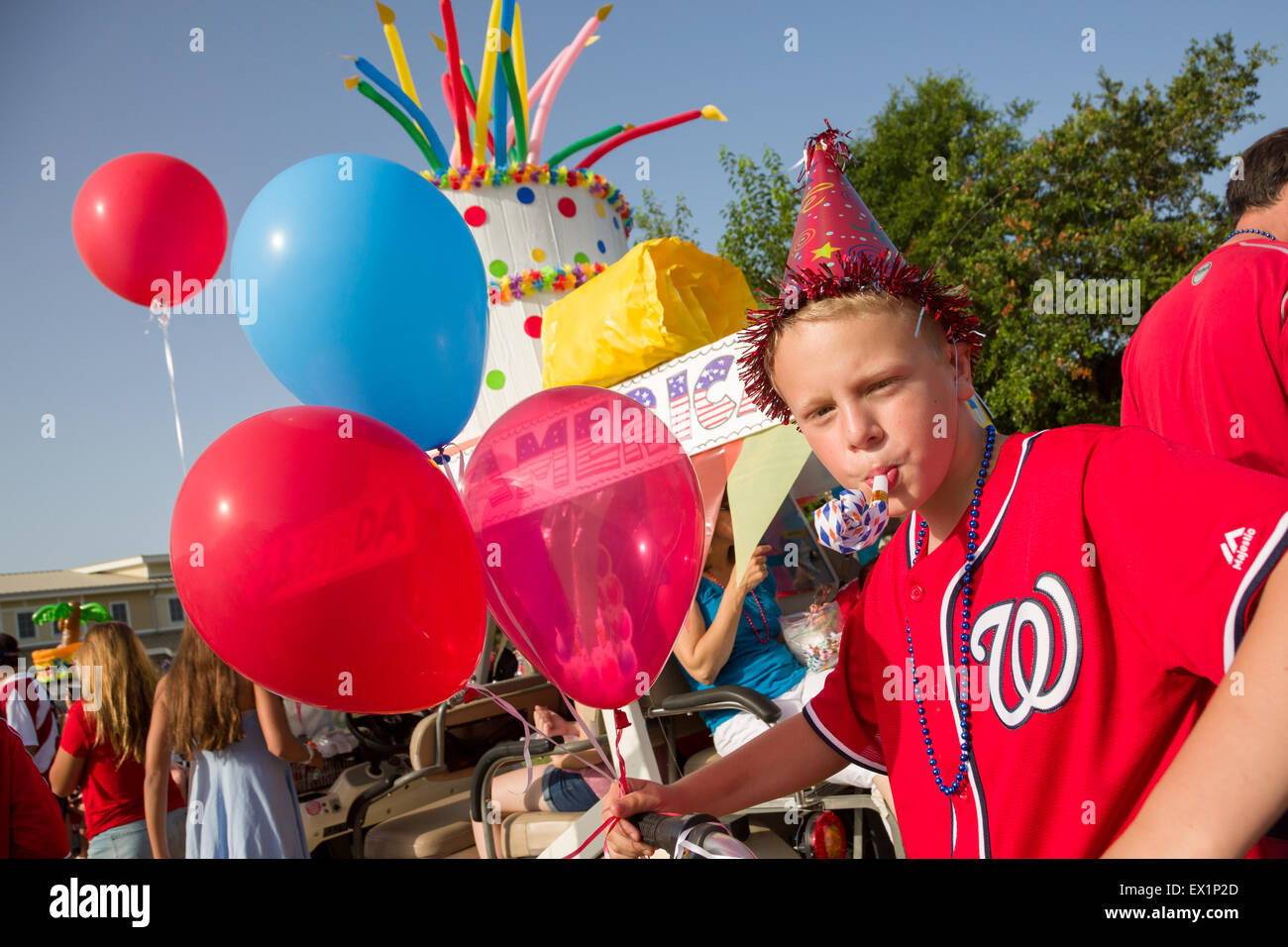 Carolina del Sud, Stati Uniti d'America. 4 Luglio, 2015. Un giovane ragazzo vestito per una festa di compleanno come America celebra il giorno di indipendenza con un golf cart parade Luglio 4, 2015 in Sullivan's Island, nella Carolina del Sud. Foto Stock