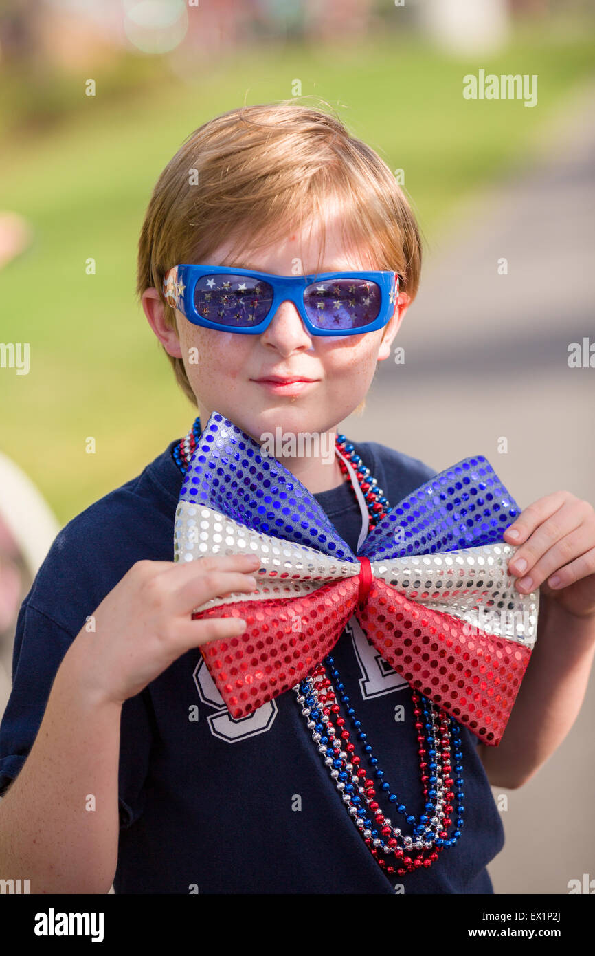 Carolina del Sud, Stati Uniti d'America. 4 Luglio, 2015. Un giovane ragazzo indossa un costume patriottico durante il Sullivan's Island Independence Day parade Luglio 4, 2015 in Sullivan's Island, nella Carolina del Sud. Foto Stock