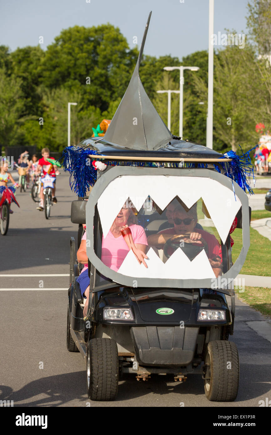 Carolina del Sud, Stati Uniti d'America. 4 Luglio, 2015. Un golf cart decorata come un gigante shark durante il Sullivan's Island Independence Day parade Luglio 4, 2015 in Sullivan's Island, nella Carolina del Sud. Foto Stock