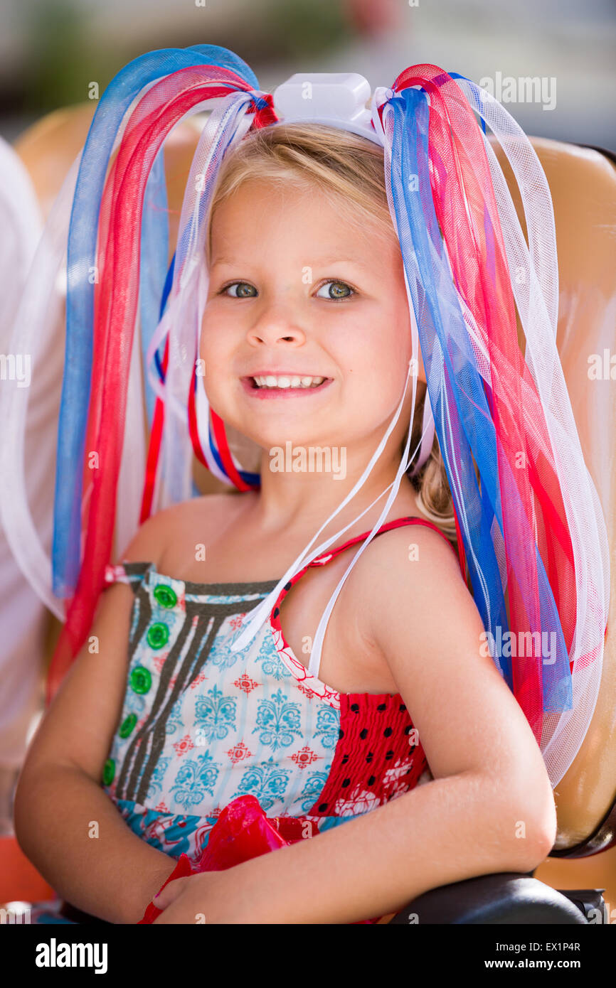 Carolina del Sud, Stati Uniti d'America. 4 Luglio, 2015. Una giovane ragazza di indossare il costume patriottico sorrisi durante l'I'sul quartiere Independence Day parade Luglio 4, 2015 in Mt Pleasant, Carolina del Sud. Foto Stock