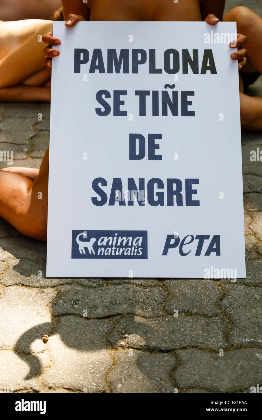 Attivista PETA e AnimaNaturalis protesta in Pamplona. 4 di luglio. 2015. Prima di San Fermin festival. Spagna. Europa Foto Stock