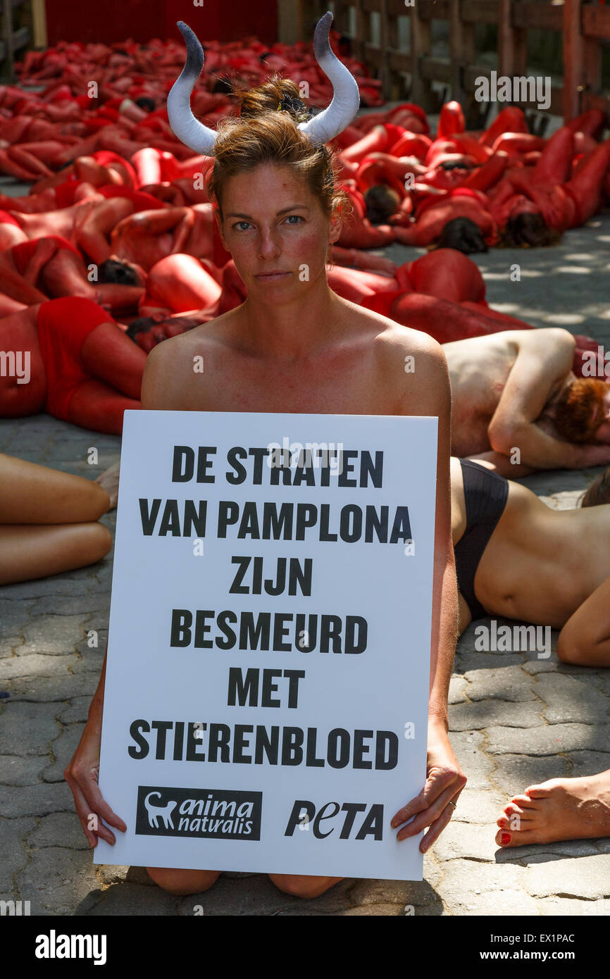 Attivista PETA e AnimaNaturalis protesta in Pamplona. 4 di luglio. 2015. Prima di San Fermin festival. Spagna. Europa Foto Stock