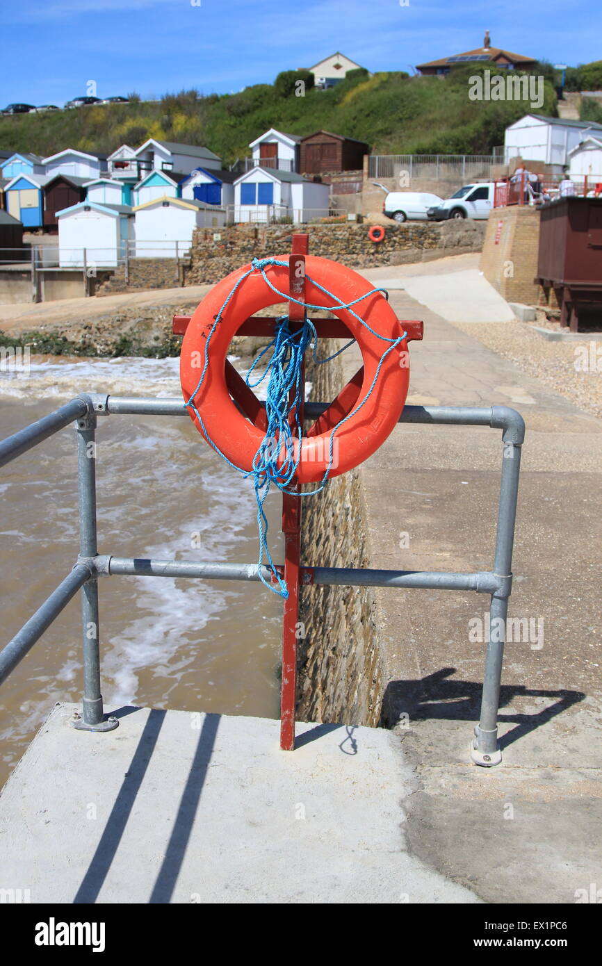 Un salvagente rosso sulla spiaggia in Walton-on-the-Naze Foto Stock