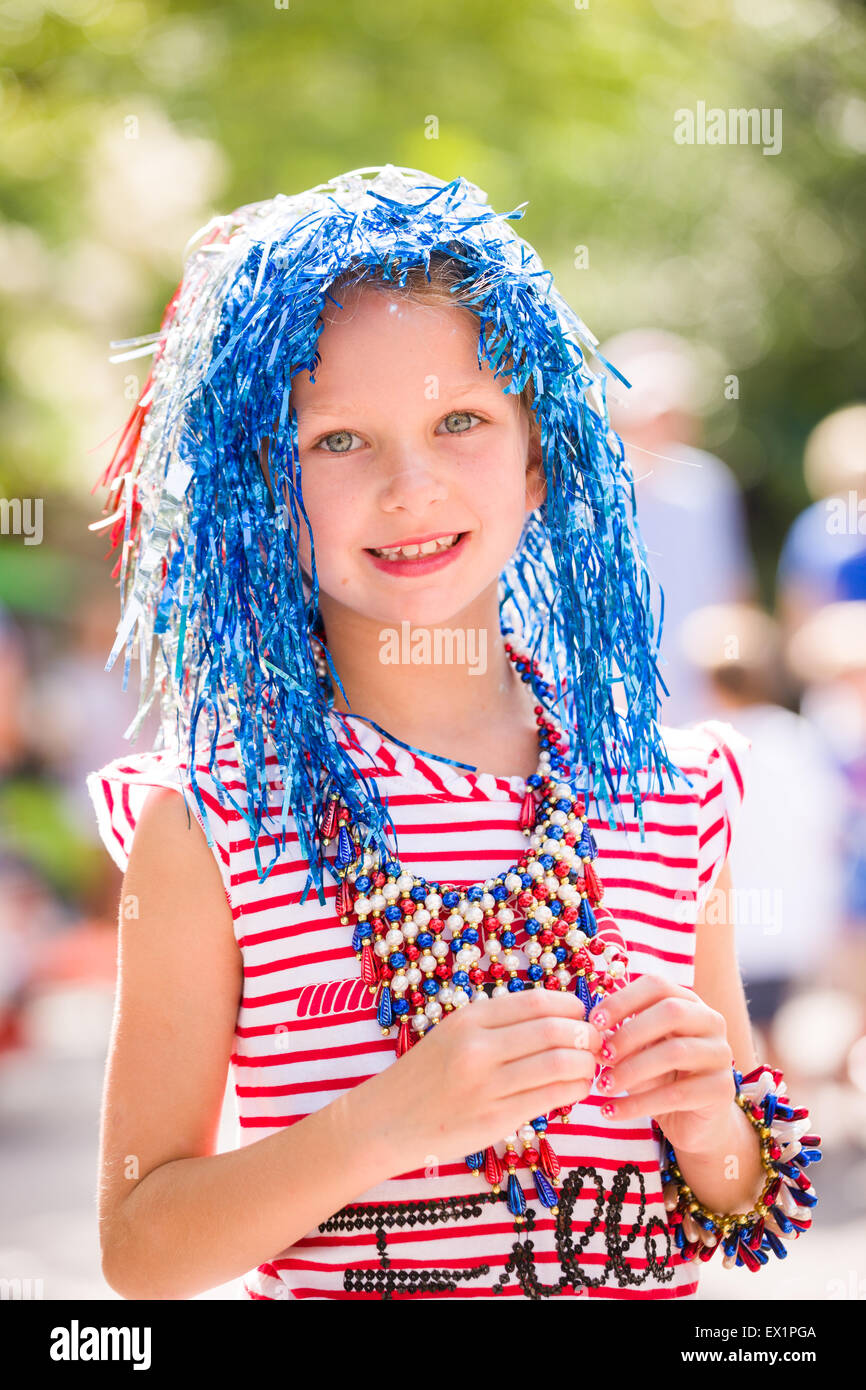 Carolina del Sud, Stati Uniti d'America. 4 Luglio, 2015. Una giovane ragazza di indossare il costume patriottico sorrisi durante l'I'sul quartiere Independence Day parade Luglio 4, 2015 in Mt Pleasant, Carolina del Sud. Foto Stock