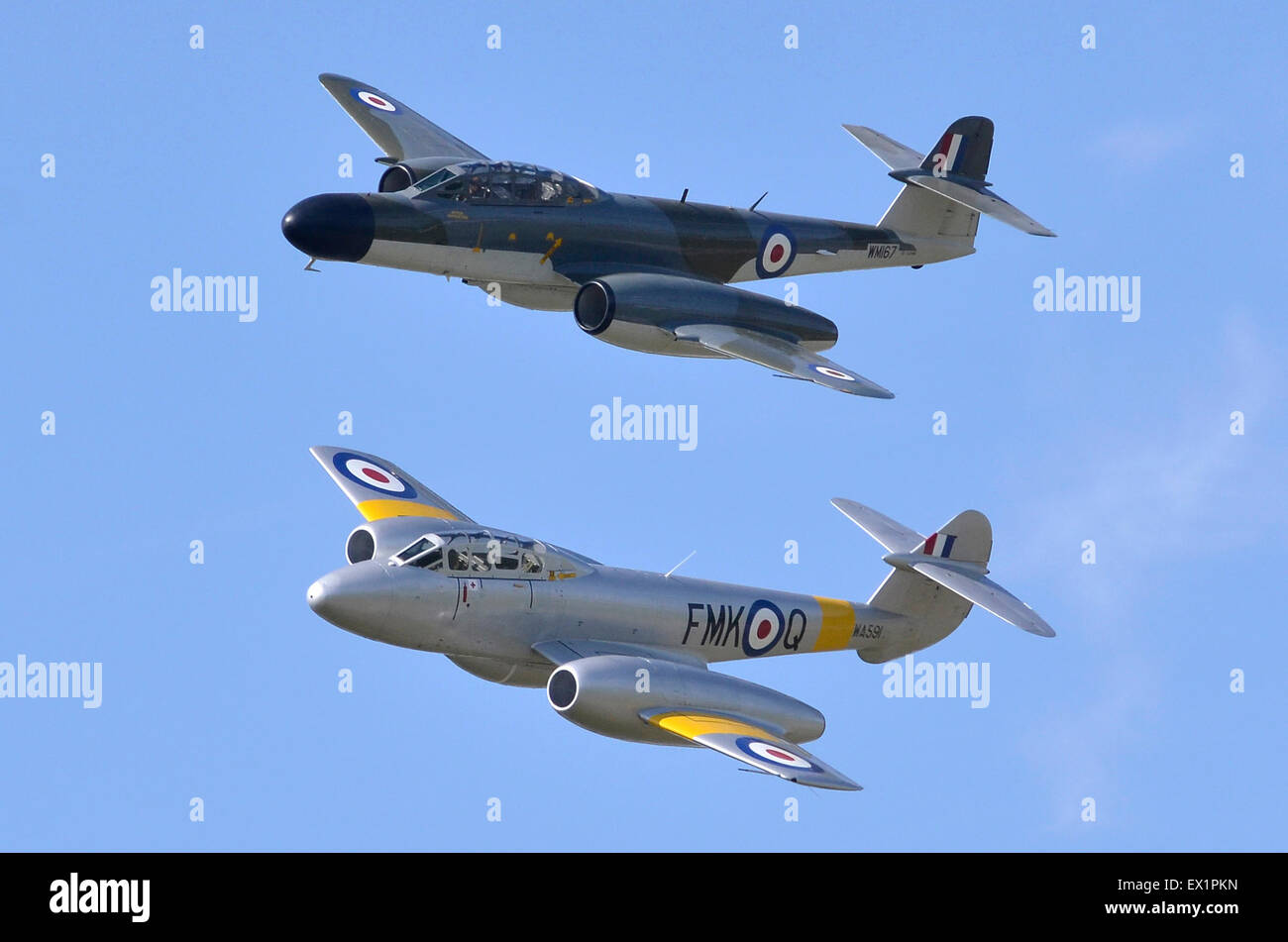 Gloster Meteor T.7 e Gloster Meteor NF.11 aviogetti in RAF colori visualizzazione in aria Baginton Pageant, Airbase, l'aeroporto di Coventry, West Midlands, Regno Unito. Le conserve di argento Meteor T.7 trainer, costruito nel 1949, è il più antico del mondo battenti British jet. Il leggermente più giovani mimetizzata Meteor NF.11 notte fighter è stato costruito nel 1952. Credito: Antony ortica/Alamy Live News Foto Stock