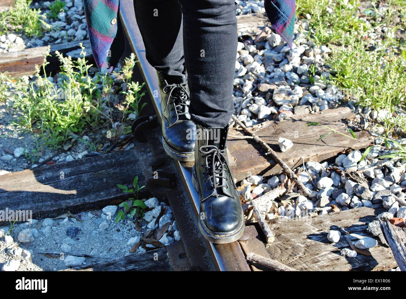 Passeggiando lungo i binari della ferrovia in Mt Dora, Florida. Foto Stock