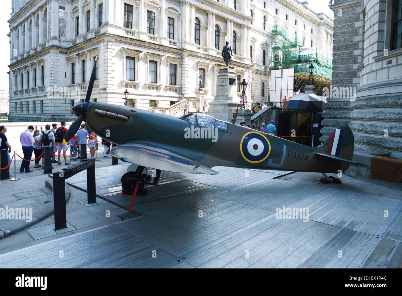 Londra, Regno Unito. 4 Luglio, 2015. Un 1940s Spitfire è quello di essere messo all'asta di Christie's il 9 luglio. Questo Spitfire P9374 è stato abbattuto nel 1940 durante la battaglia di Dunkerque. Esso è stato restaurato al suo originale specifiche e volano ancora oggi. Il proprietario, Thomas Kaplan, è un filantropo americano che donerà il ricavato per la RAF Fondo benevolo e una conservazione della fauna selvatica di carità. Il piano dovrebbe raggiungere un' asta prezzo di vendita di £ 1,5 a € 2,5 milioni. Credito: Tony Farrugia/Alamy Live News Foto Stock