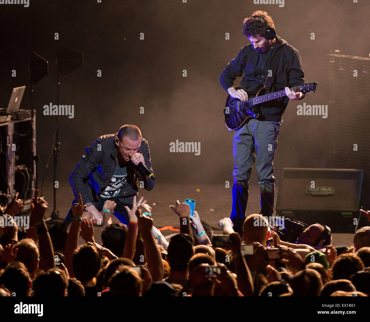 Milwaukee, Wisconsin, Stati Uniti d'America. Il 30 giugno, 2015. BRAD DELSON (R) e CHESTER BENNINGTON dei Linkin Park esibirsi dal vivo sul palco del Summerfest Music Festival a Milwaukee nel Wisconsin © Daniel DeSlover/ZUMA filo/Alamy Live News Foto Stock