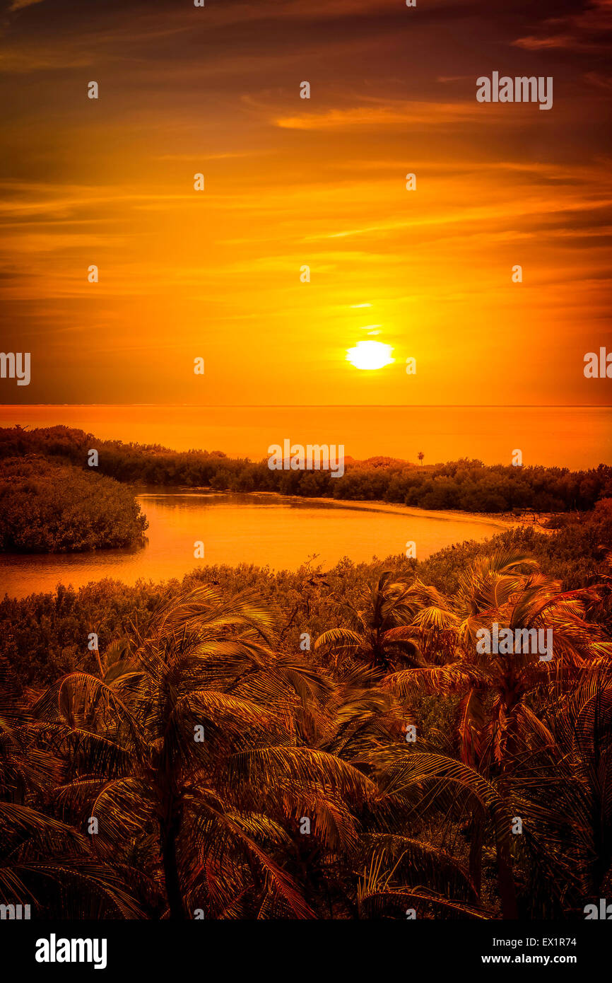 L'oro dei caraibi tramonto messicano isola Contoy Foto Stock