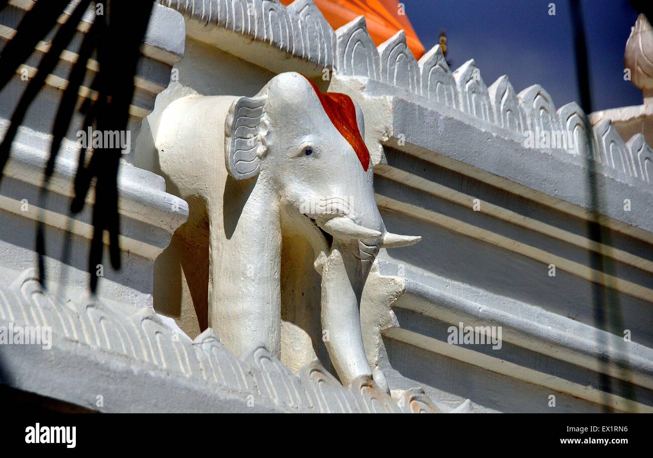 Chiang Mai, Thailandia: scolpite elefante bianco figura orna la base del grande Changkam Wat Chedi Foto Stock