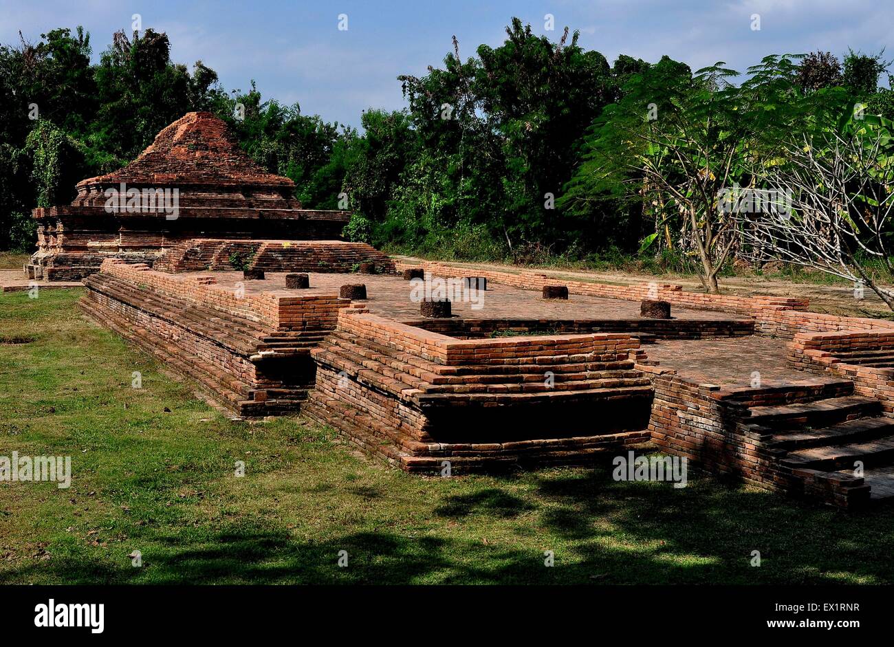 Chiang Mai, Thailandia: Execavated mattone le rovine del tempio di Wat che Khao in Re Mengrai's Wiang Kum Kam Borgo Antico Foto Stock