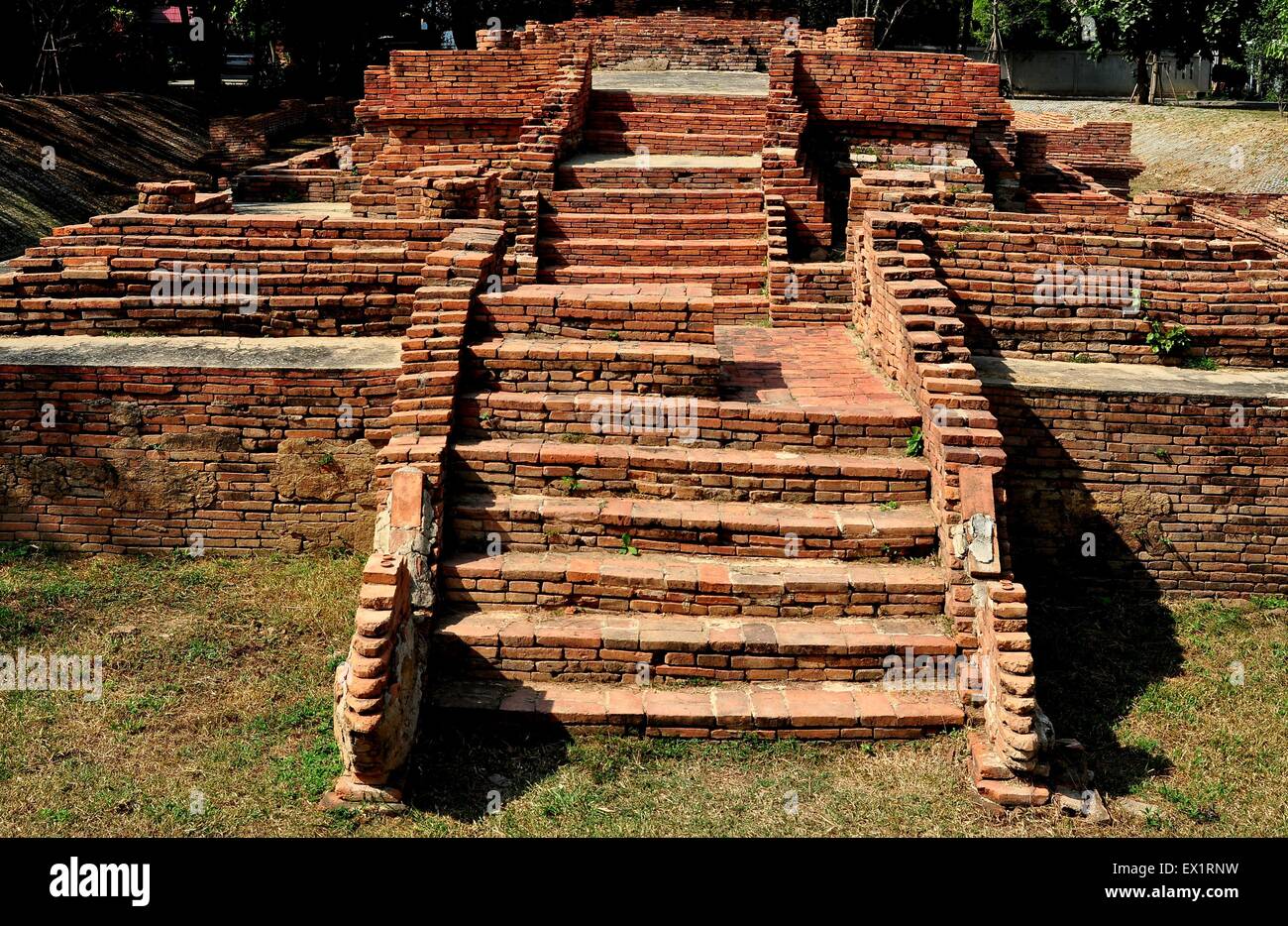 Chiang Mai, Thailandia: scavato in mattoni le rovine del tempio di Wat Pupia a Re Mengrai's Wiang Kum Kam antica Vill Foto Stock