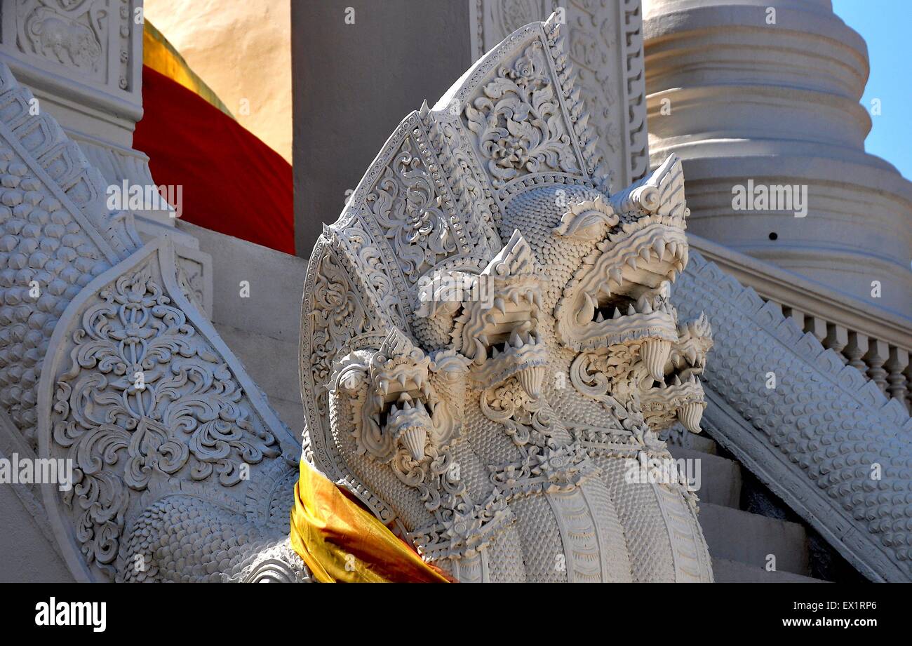 Chiang Mai, Thailandia: Cinque capo-Naga dragon alla base del grande Chedi a Wat Suan Dok * Foto Stock