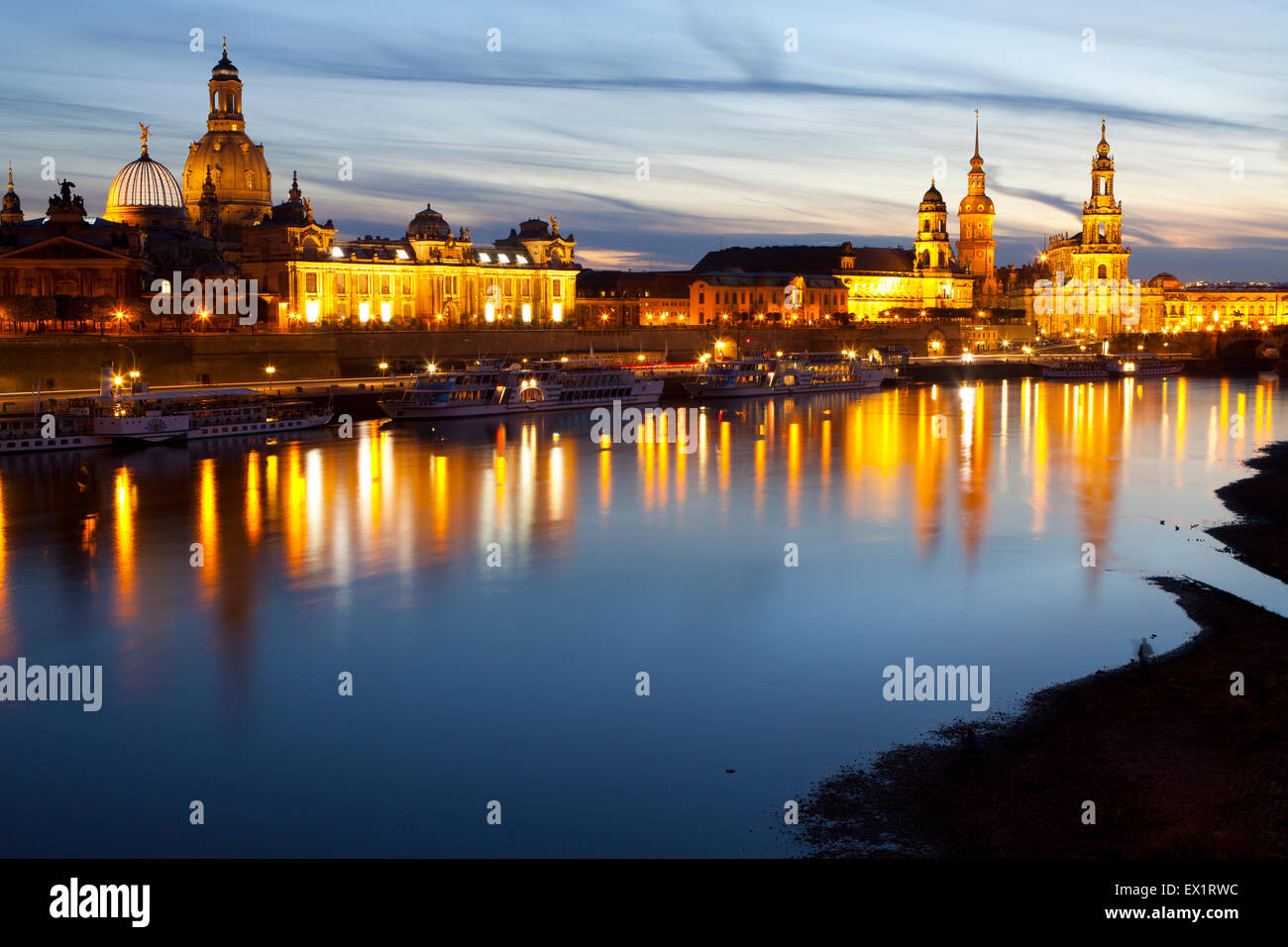 Il centro storico di Dresda e il fiume Elba di notte, in Sassonia, Germania Foto Stock