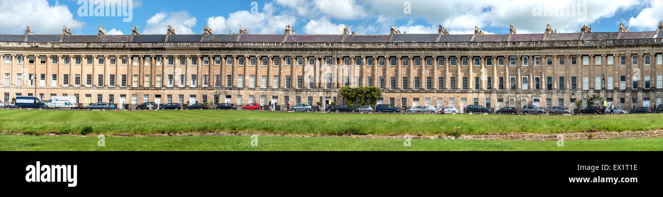 La Royal Crescent, una fila di 30 case a schiera disposte in una grande mezzaluna a Bath, Somerset, Inghilterra Foto Stock