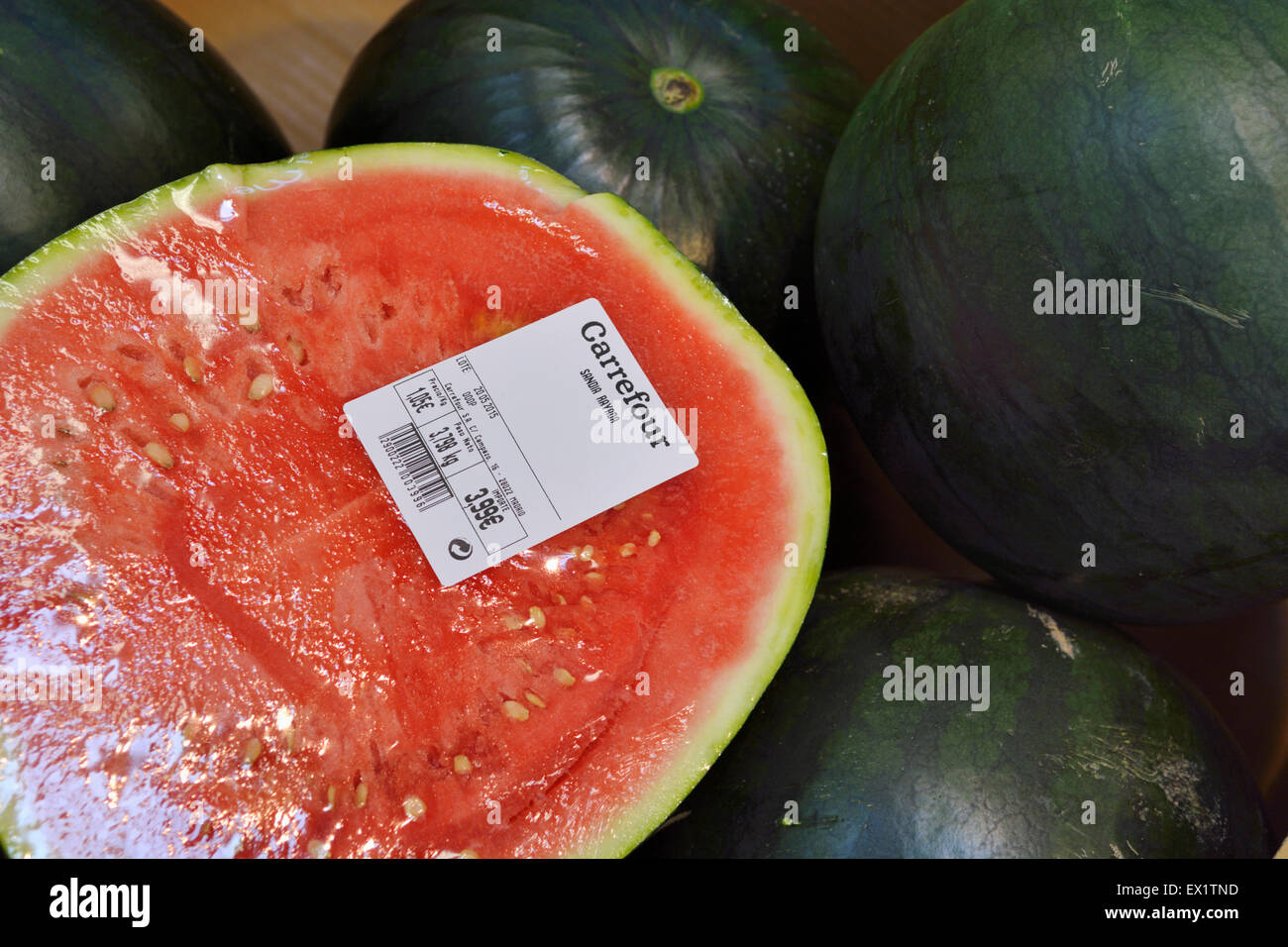 La metà di un cocomero sul display nel supermercato Foto Stock