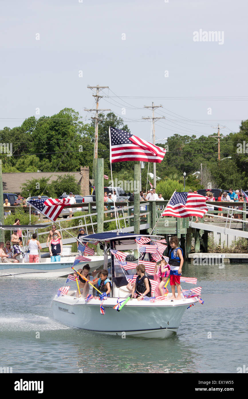 Murrells Inlet, South Carolina, Stati Uniti d'America. 4 Luglio, 2015. Murrells Inlet South Carolina USA XXXII annuale del 4 luglio sfilata di barche è un annuale ingresso patriottico tradizione, anni questo tema è "Rosso, Bianco & Southern' Credit: Robert Davis/Alamy Live News Foto Stock