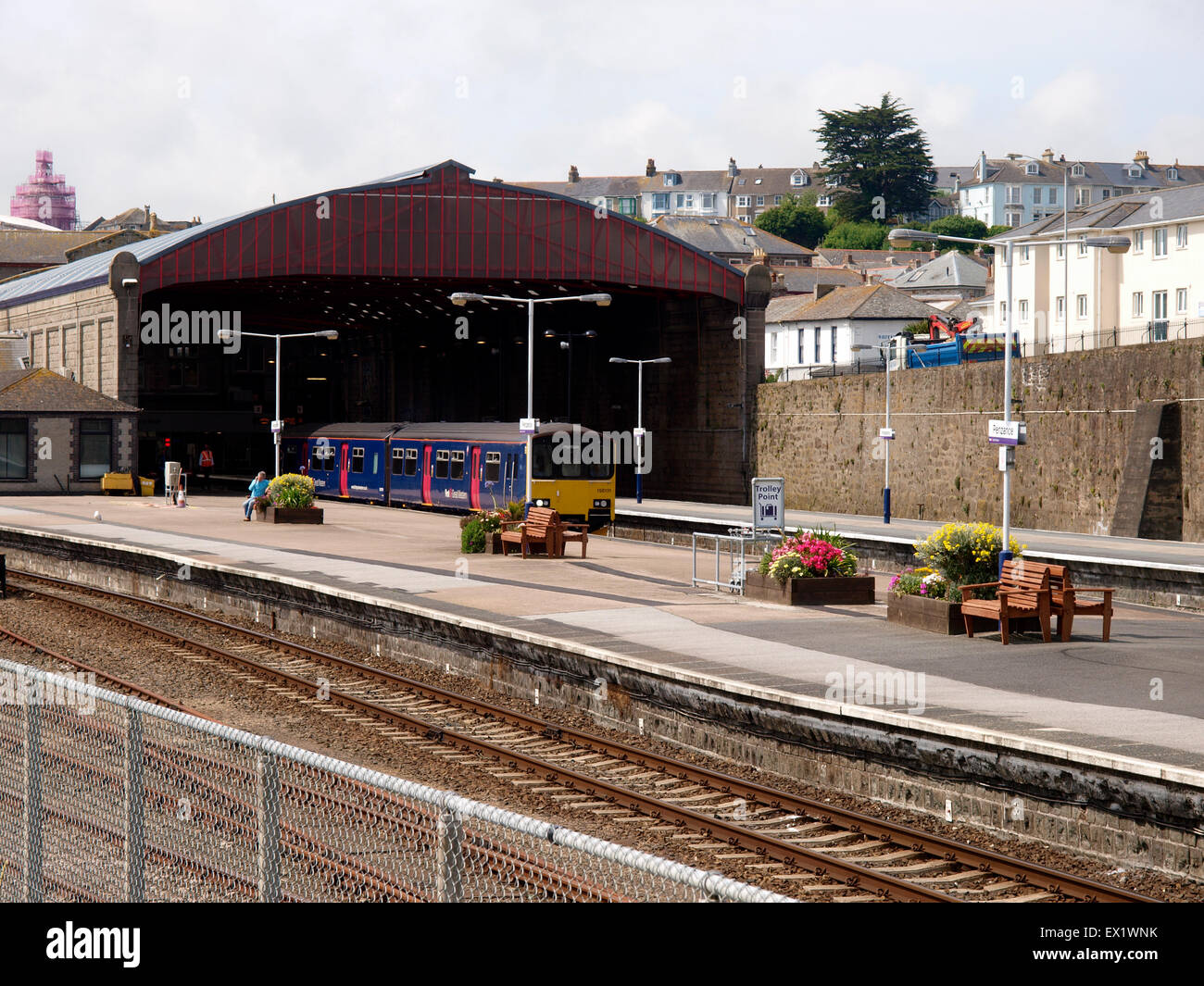 Primo grande Western con il treno alla stazione di Penzance, Cornwall, Regno Unito Foto Stock