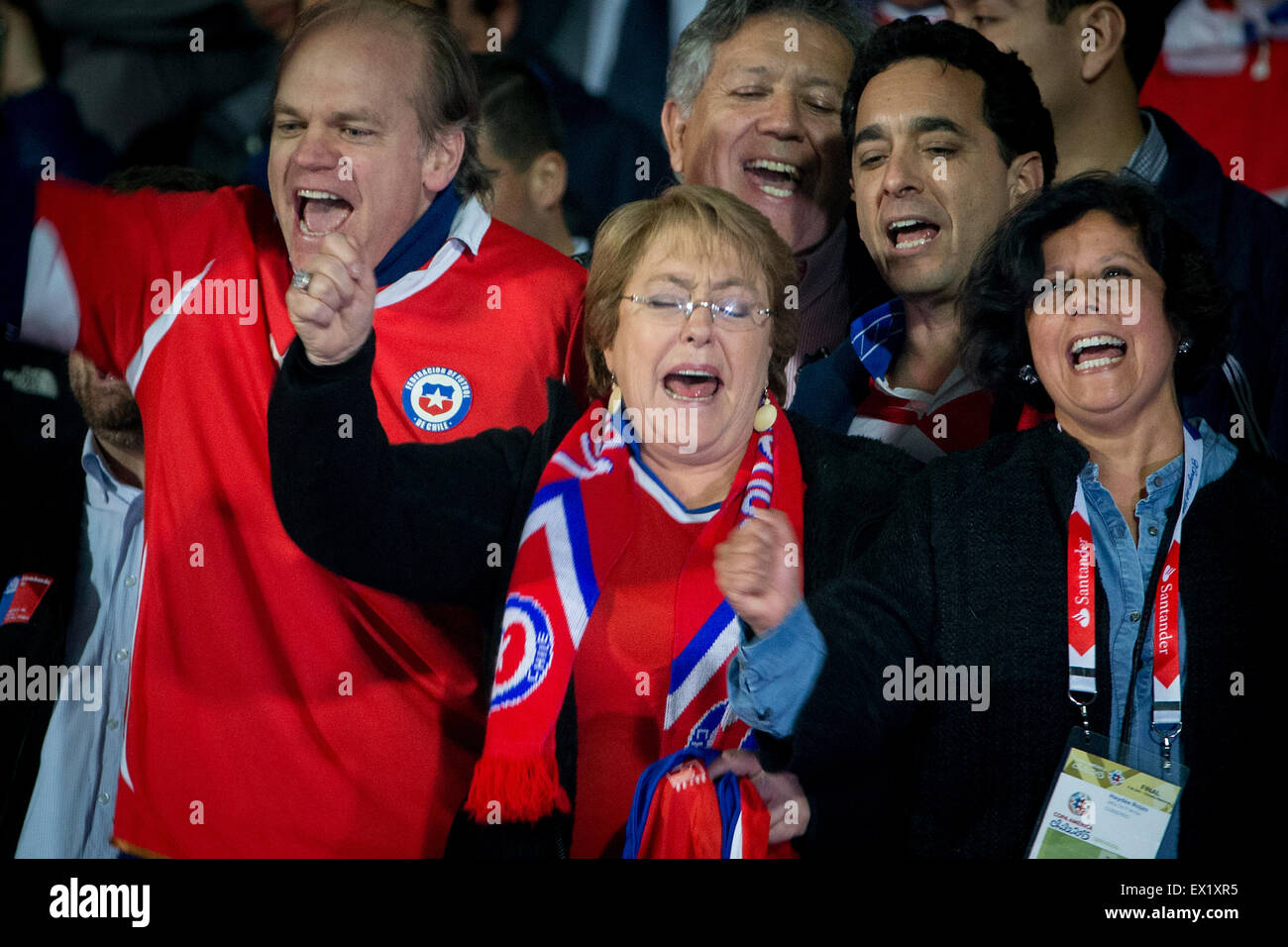 Santiago del Cile. 4 Luglio, 2015. Il Presidente cileno Michelle Bachelet (C) Il Cile celebra la vittoria dopo la partita finale del Copa America Cile 2015 contro l'Argentina, presso lo Stadio Nazionale di Santiago, capitale del Cile, dal 4 luglio 2015. Il Cile ha vinto la partita finale del Copa America 2015 contro l'Argentina dopo il calcio di rigore 4-1. Credito: Pedro Mera/Xinhua/Alamy Live News Foto Stock