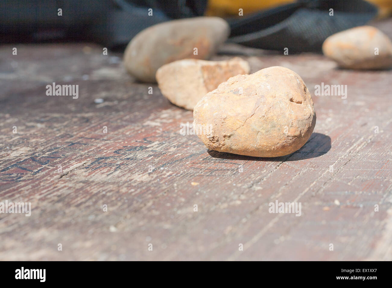Le pietre rivestite di legno. Close up di pietre su una tavola di legno Foto Stock