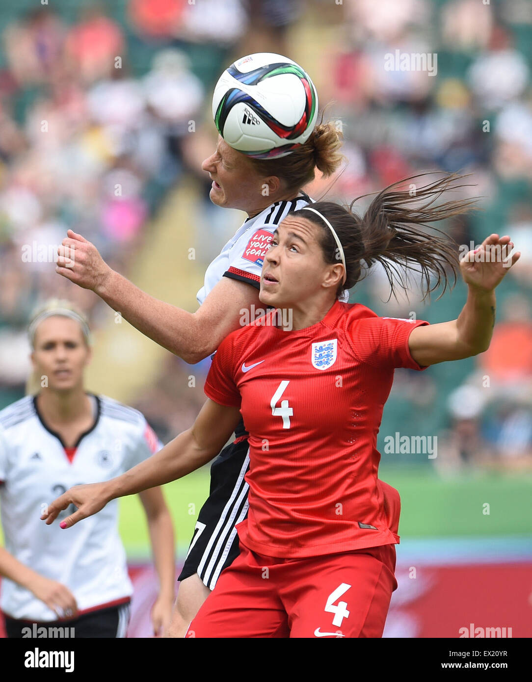 Edmonton, Canada. 4 Luglio, 2015. Fara Williams (R) dell'Inghilterra compete durante il terzo posto match della FIFA 2015 Coppa del Mondo Donne contro la Germania al Commonwealth Stadium di Edmonton, Canada, il 4 luglio 2015. L'Inghilterra ha battuto la Germania 1-0 in tempo extra ed ha conquistato il terzo posto della FIFA 2015 Coppa del mondo femminile. Credito: Wang Yuguo/Xinhua/Alamy Live News Foto Stock