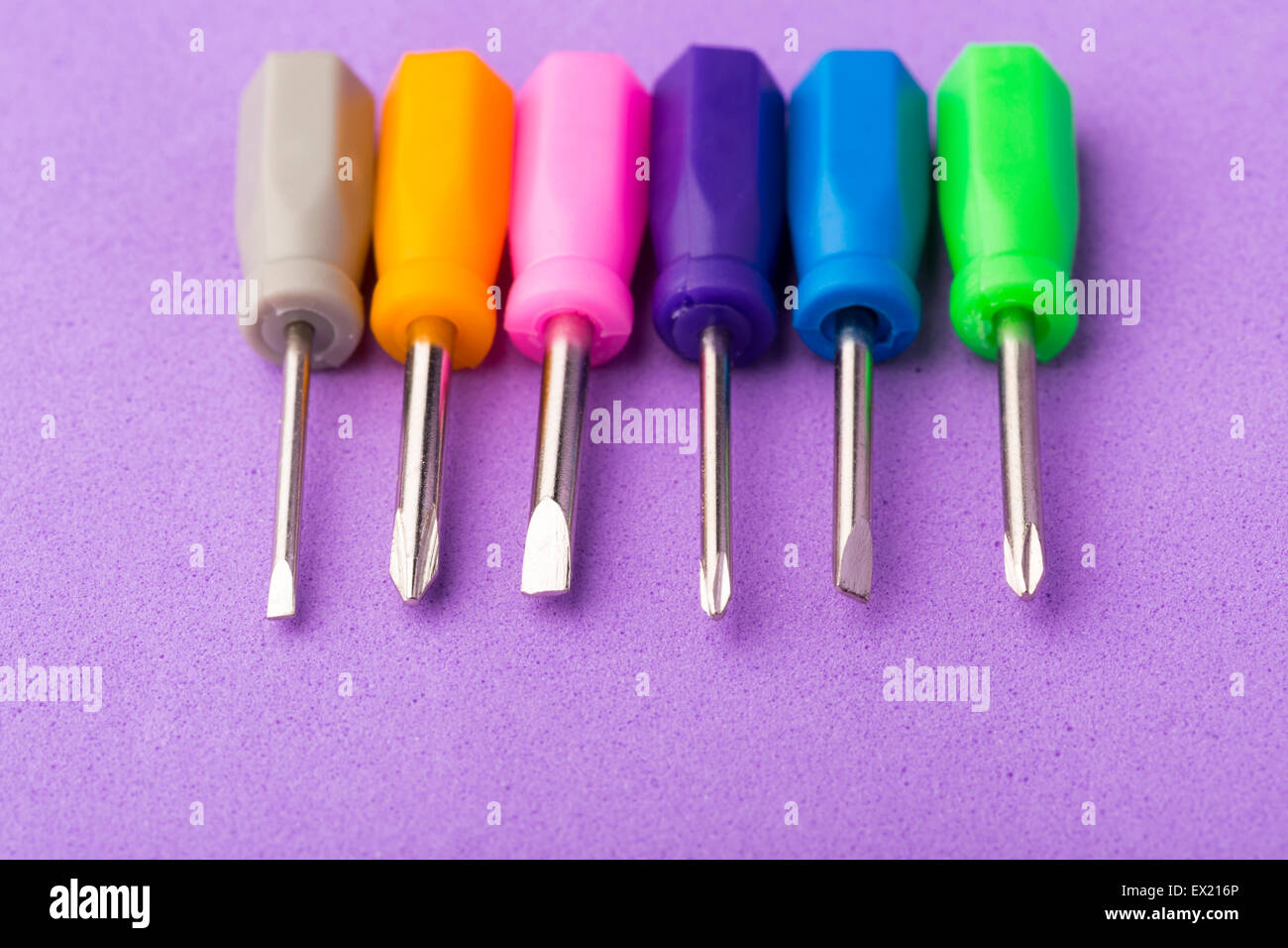 Nuovo cacciavite colorati impostato su sfondo viola Foto Stock