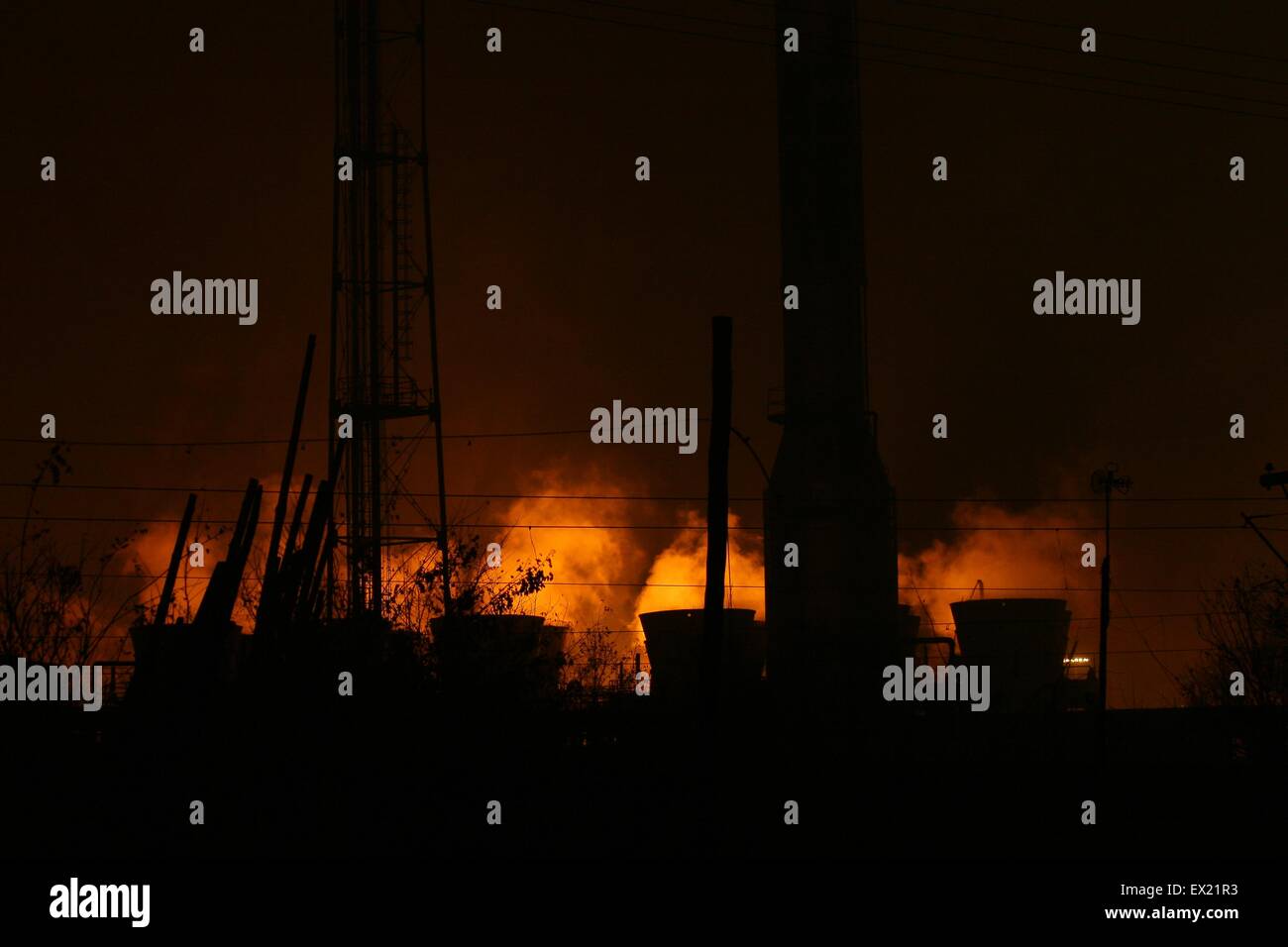 Un incendio è visto sul expoded stoccaggio di olio di un impianto chimico a Lanzhou, provincia di Gansu Gennaio 7, 2010. Due persone sono state confir Foto Stock
