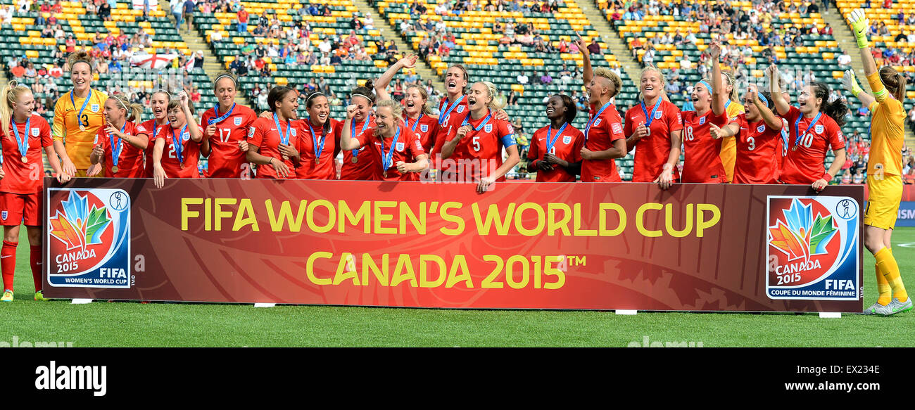 Edmonton, Canada. 4 Luglio, 2015. I giocatori di Inghilterra celebrare dopo il terzo posto di match di FIFA 2015 Coppa del Mondo Donne contro la Germania al Commonwealth Stadium di Edmonton, Canada, il 4 luglio 2015. L'Inghilterra ha battuto la Germania 1-0 in tempo extra ed ha conquistato il terzo posto della FIFA 2015 Coppa del mondo femminile. Credito: Wang Yuguo/Xinhua/Alamy Live News Foto Stock