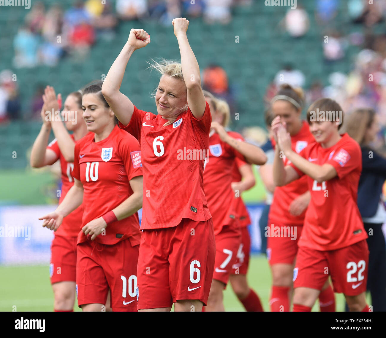 Edmonton, Canada. 4 Luglio, 2015. I giocatori di Inghilterra celebrare dopo il terzo posto di match di FIFA 2015 Coppa del Mondo Donne contro la Germania al Commonwealth Stadium di Edmonton, Canada, il 4 luglio 2015. L'Inghilterra ha battuto la Germania 1-0 in tempo extra ed ha conquistato il terzo posto della FIFA 2015 Coppa del mondo femminile. Credito: Wang Yuguo/Xinhua/Alamy Live News Foto Stock